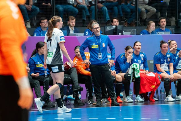 Handball I Frauen I Weltmeisterschaft I Vorrunde I 3. Spieltag I Deutschland - Serbien I 30.11.2025 Jose Ignacio Prades (Trainer, Serbien) Stuttgart Porsche Arena Baden-Württemberg Deutschland Copyright: xLobeca MaxxPetershansx