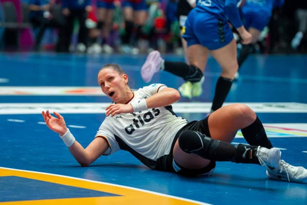Handball I Frauen I Weltmeisterschaft I Vorrunde I 3. Spieltag I Deutschland - Serbien I 30.11.2025 Xenia Smits (11, Deutschland) am Boden Stuttgart Porsche Arena Baden-Württemberg Deutschland Copyright: xLobeca MaxxPetershansx