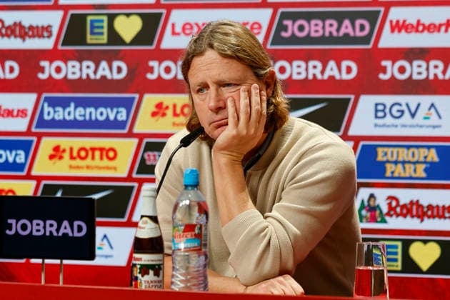 Bo Henriksen (1.FSV Mainz, Trainer) bei der Pressekonferenz , Deutschland, Fussball, 1. Bundesliga, 12.Spieltag, 2025 2026, SC Freiburg vs. 1.FSV Mainz 05, 30.11.2025, Europa-Park Stadion, Freiburg im Breisgau, Deutschland Freiburg im Breisgau Europa-Park Stadion Baden-Württemberg Deutschland Copyright: xGrantxHubbsx