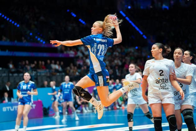 Handball I Frauen I Weltmeisterschaft I Vorrunde I 3. Spieltag I Island - Uruguay I 30.11.2025 Dana Gudmundsdottir (23, Island) im Wurf Stuttgart Porsche Arena Baden-Württemberg Deutschland Copyright: xLobeca MaxxPetershansx