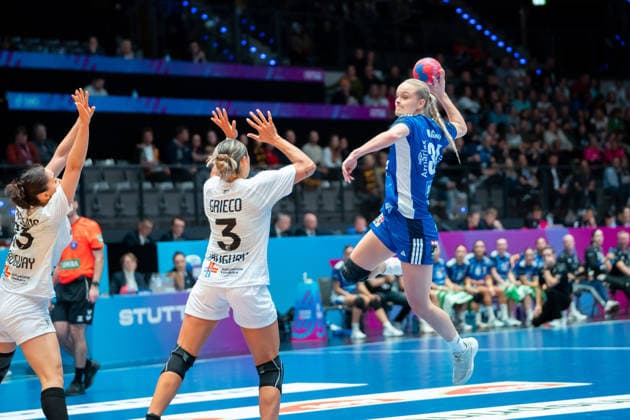 Handball I Frauen I Weltmeisterschaft I Vorrunde I 3. Spieltag I Island - Uruguay I 30.11.2025 Alfa Bra Oddsdottir Hagalin (34, Island) im Wurf Stuttgart Porsche Arena Baden-Württemberg Deutschland Copyright: xLobeca MaxxPetershansx