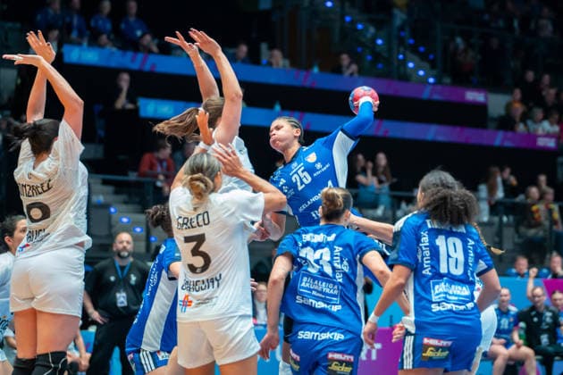 Handball I Frauen I Weltmeisterschaft I Vorrunde I 3. Spieltag I Island - Uruguay I 30.11.2025 Thea Imani Sturludottir (25, Island) im Wurf Stuttgart Porsche Arena Baden-Württemberg Deutschland Copyright: xLobeca MaxxPetershansx