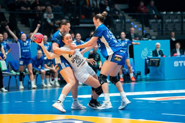Handball I Frauen I Weltmeisterschaft I Vorrunde I 3. Spieltag I Island - Uruguay I 30.11.2025 Martina Maria Campos Havranek (24, Uruguay) Stuttgart Porsche Arena Baden-Württemberg Deutschland Copyright: xLobeca MaxxPetershansx