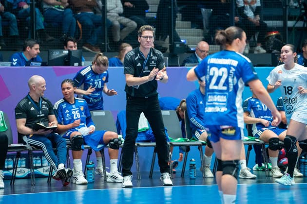 Handball I Frauen I Weltmeisterschaft I Vorrunde I 3. Spieltag I Island - Uruguay I 30.11.2025 Arnar Petursson (Trainer, Island) Stuttgart Porsche Arena Baden-Württemberg Deutschland Copyright: xLobeca MaxxPetershansx