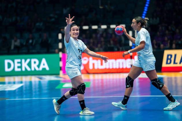 Handball I Frauen I Weltmeisterschaft I Vorrunde I 3. Spieltag I Island - Uruguay I 30.11.2025 Paula Eastman Ruegger (27, Uruguay) Stuttgart Porsche Arena Baden-Württemberg Deutschland Copyright: xLobeca MaxxPetershansx