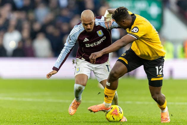 Aston Villa v Wolverhampton Wanderers Premier League 30 11 2025. Aston Villa midfielder Donyell Malen (17) battles for possession with Wolverhampton Wanderers defender Emmanuel Agbadou (12) during the Premier League match between Aston Villa and Wolverhampton Wanderers at Villa Park, Birmingham, England on 30 November 2025. Birmingham Villa Park West Midlands England Editorial use only DataCo restrictions apply See www.football-dataco.com , Copyright: xManjitxNarotrax PSI-23320-0069