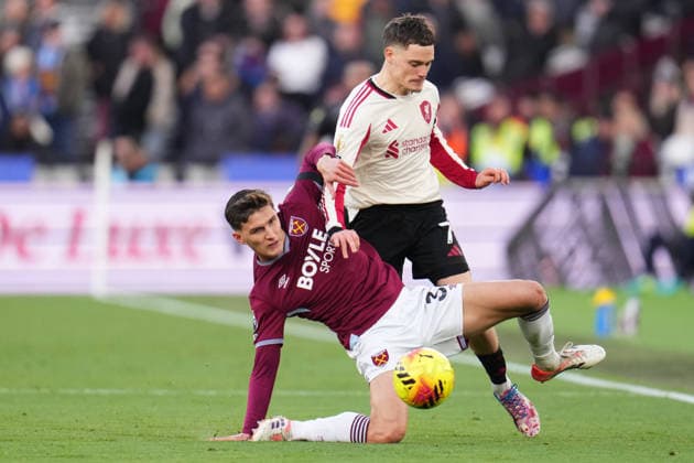 Premier League West Ham United v Liverpool Florian Wirtz of Liverpool and Freddie Potts of West Ham United during the Premier League match West Ham United vs Liverpool at London Stadium, London, United Kingdom, 30th November 2025 (Photo by Harvey Murphy News Images) Copyright: xHarveyxMurphy NewsxImagesx