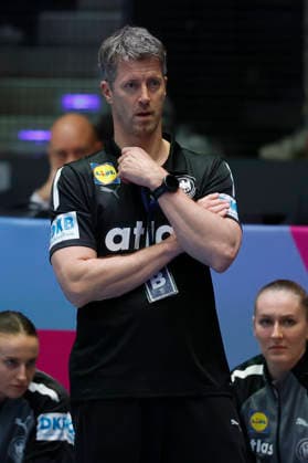 l.-r.: Trainer, Coach, Markus Gaugisch (DHB), 30.11.2025, 27TH IHF Womens Handball World Championship, WM, Weltmeisterschaft 2025, Germany - Serbia, GER, Stuttgart, Porsche Arena Copyright: HMBxMedia xHeikoxBecker