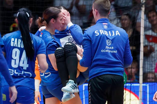 Jovana Jovovic (Serbia, 22) carries her injured teammate Dunja Tabak (Serbia, 9) off the field 30.11.2025, 27TH IHF Womens Handball World Championship, WM, Weltmeisterschaft 2025, Germany - Serbia, GER, Stuttgart, Porsche Arena Copyright: HMBxMedia xHeikoxBecker