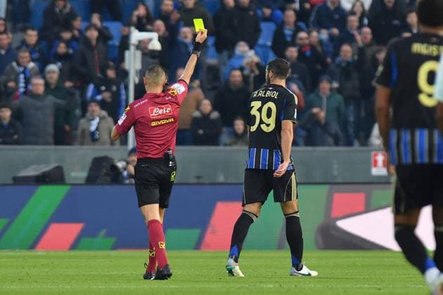 CALCIO - Serie A - Pisa SC vs Inter - FC Internazionale The referee Marco Guida shows yellow card to Raul Albiol (Pisa) during Pisa SC vs Inter - FC Internazionale, Italian soccer Serie A match in Pisa, Italy, November 30 2025 Pisa Italy  Copyright: xIPAxSport ABACAx