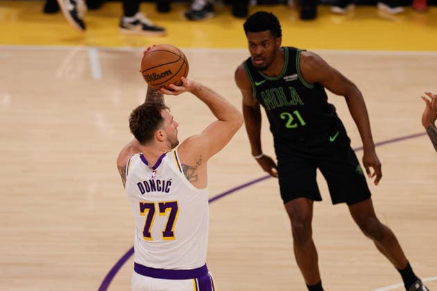LOS ANGELES, CA - NOVEMBER 30: Los Angeles Lakers guard Luka Doncic (77) shoots the ball during the New Orleans Pelicans vs Los Angeles Lakers game on November 30, 2025, at Crypto.com Arena in Los Angeles, CA. (Photo by Jevone Moore Icon Sportswire) NBA, Basketball Herren, USA NOV 30 New Orleans Pelicans at Los Angeles Lakers EDITORIAL USE ONLY Icon20251130004