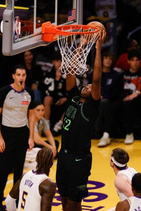 LOS ANGELES, CA - NOVEMBER 30: New Orleans Pelicans center Derik Queen (22) slam dunk the ball during the New Orleans Pelicans vs Los Angeles Lakers game on November 30, 2025, at Crypto.com Arena in Los Angeles, CA. (Photo by Jevone Moore Icon Sportswire) NBA, Basketball Herren, USA NOV 30 New Orleans Pelicans at Los Angeles Lakers EDITORIAL USE ONLY Icon20251130009
