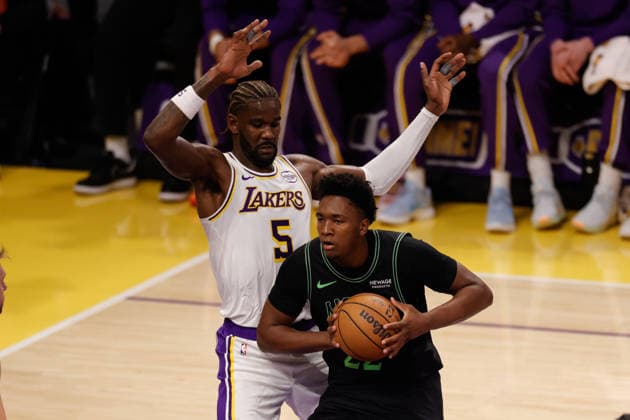 LOS ANGELES, CA - NOVEMBER 30: Los Angeles Lakers center Deandre Ayton (5) guards New Orleans Pelicans center Derik Queen (22) during the New Orleans Pelicans vs Los Angeles Lakers game on November 30, 2025, at Crypto.com Arena in Los Angeles, CA. (Photo by Jevone Moore Icon Sportswire) NBA, Basketball Herren, USA NOV 30 New Orleans Pelicans at Los Angeles Lakers EDITORIAL USE ONLY Icon20251130027