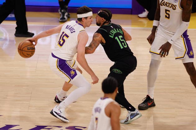 LOS ANGELES, CA - NOVEMBER 30: Los Angeles Lakers guard Austin Reaves (15) dribbles the ball behind his back during the New Orleans Pelicans vs Los Angeles Lakers game on November 30, 2025, at Crypto.com Arena in Los Angeles, CA. (Photo by Jevone Moore Icon Sportswire) NBA, Basketball Herren, USA NOV 30 New Orleans Pelicans at Los Angeles Lakers EDITORIAL USE ONLY Icon20251130061