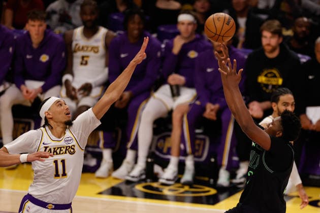 LOS ANGELES, CA - NOVEMBER 30: New Orleans Pelicans center Derik Queen (22) shoots over Los Angeles Lakers center Jaxson Hayes (11) during the New Orleans Pelicans vs Los Angeles Lakers game on November 30, 2025, at Crypto.com Arena in Los Angeles, CA. (Photo by Jevone Moore Icon Sportswire) NBA, Basketball Herren, USA NOV 30 New Orleans Pelicans at Los Angeles Lakers EDITORIAL USE ONLY Icon20251130064