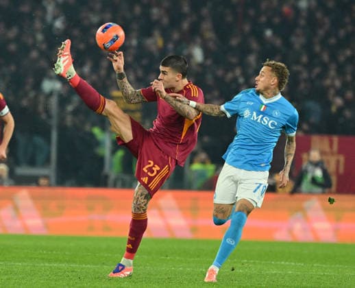 (251201) -- ROME, Dec. 1, 2025 -- Napoli s Noa Lang (R) vies with Roma s Gianluca Mancini during a Serie A soccer match between Roma and Napoli in Rome, Italy, Nov. 30, 2025. (Photo by Xinhua) (SP)ITALY-ROME-FOOTBALL-SERIE A-ROMA VS NAPOLI AlbertoxLingria 