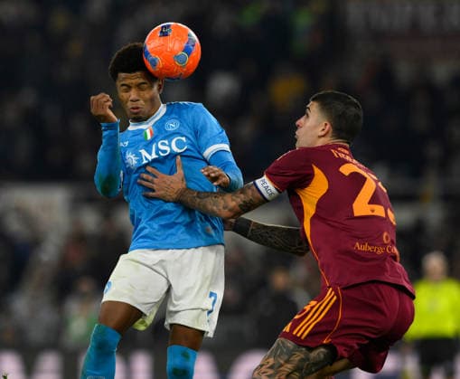 (251201) -- ROME, Dec. 1, 2025 -- Napoli s David Neres (L) vies with Roma s Gianluca Mancini during a Serie A soccer match between Roma and Napoli in Rome, Italy, Nov. 30, 2025. (Photo by Xinhua) (SP)ITALY-ROME-FOOTBALL-SERIE A-ROMA VS NAPOLI AlbertoxLingria 
