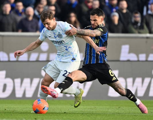 (251201) -- PISA, Dec. 1, 2025 -- Inter Milan s Nicolo Barella (L) vies with Pisa s Marius Marin during a Serie A football match between Pisa and Inter Milan in Pisa, Italy, Nov. 30, 2025. (SP)ITALY-PISA-FOOTBALL-SERIE A-PISA VS INTER MILAN LixJing 