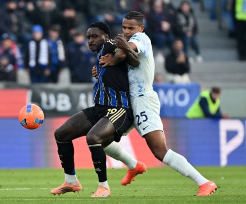 (251201) -- PISA, Dec. 1, 2025 -- Inter Milan s Manuel Akanji (R) vies with Pisa s M Bala Nzola during a Serie A football match between Pisa and Inter Milan in Pisa, Italy, Nov. 30, 2025. (SP)ITALY-PISA-FOOTBALL-SERIE A-PISA VS INTER MILAN LixJing 