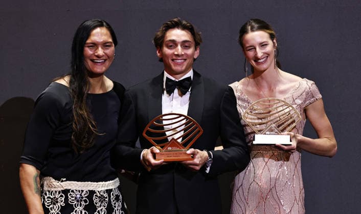 (251201) -- MONTE CARLO, Dec. 1, 2025 -- Sweden s world pole vault champion Mondo Duplantis (C) and Australia s world high jump champion Nicola Olyslagers (R) pose with their Men s and Women s field athlete of the year awards during the World Athletics Awards 2025 in Monte Carlo, Monaco, Nov. 30, 2025. ) (SP)MONACO-MONTE CARLO-ATHLETICS-WORLD AWARDS GaoxJing 