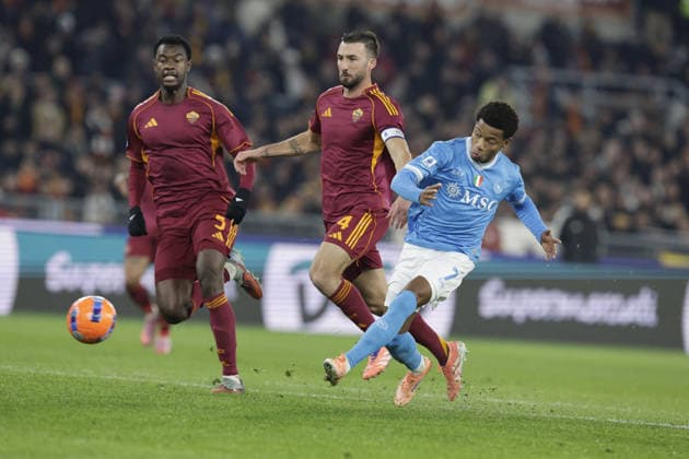 CALCIO - Serie A - AS Roma vs SSC Napoli Napoli s Brazilian forward David Neres scores against as roma during the Serie A football match between AS Roma vs SSC Napoli at the Olimpico Stadium in Rome, Italy on November 30, 2025 Rome Italy  Copyright: xIPAxSport ABACAx