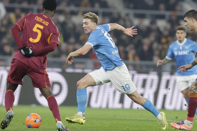 CALCIO - Serie A - AS Roma vs SSC Napoli Napoli s Danish forward Rasmus Hojlund challenges for the ball with Roma s Ivorian defender Evan Ndicka during the Serie A football match between AS Roma vs SSC Napoli at the Olimpico Stadium in Rome, Italy on November 30, 2025 Rome Italy  Copyright: xIPAxSport ABACAx