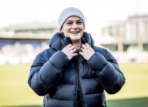 Halbzeitinterview mit der verletzten Leipziger Giovanna Hoffmann. Fussball 1. Frauen Bundesliga, 11. Spieltag: RB Leipzig - VfL Wolfsburg. 23. November 2025: Leipzig, Trainingszentrum am Cottaweg. RB Leipzig - VfL Wolfsburg