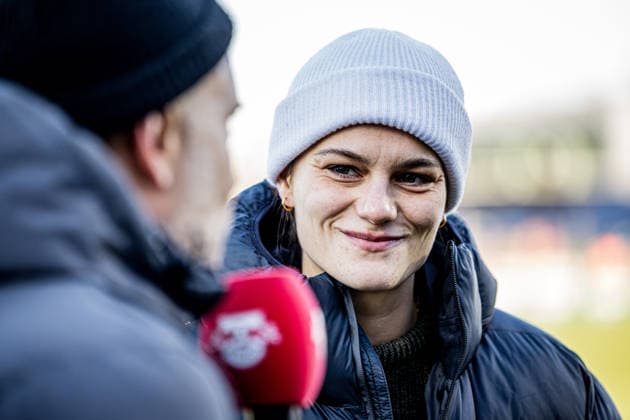 Halbzeitinterview mit der verletzten Leipziger Giovanna Hoffmann. Fussball 1. Frauen Bundesliga, 11. Spieltag: RB Leipzig - VfL Wolfsburg. 23. November 2025: Leipzig, Trainingszentrum am Cottaweg. RB Leipzig - VfL Wolfsburg