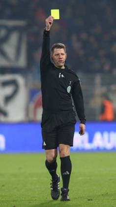29.11.2025, xtgx, Fussball 1. Bundesliga, 1. FC Union Berlin - 1. FC Heidenheim emspor, v.l. Schiedsrichter, Schiri, referee Patrick Ittrich Gelbe Karte, yellow card (DFL DFB REGULATIONS PROHIBIT ANY USE OF PHOTOGRAPHS as IMAGE SEQUENCES and or QUASI-VIDEO) Berlin *** 29 11 2025, xtgx, Fußball 1 Bundesliga, 1 FC Union Berlin 1 FC Heidenheim emspor, v l Schiedsrichter, Schiri, referee Patrick Ittrich Gelbe Karte, yellow card DFL DFB REGULATIONS PROHIBIT ANY USE OF PHOTOGRAPHS as IMAGE SEQUENCES and or QUASI VIDEO Berlin