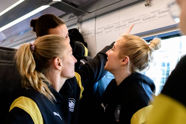 Handball, Frauen Deutschland - Bahnreise nach Dortmund Jenny Behrend (Deutschland) im Ruhebereich Stuttgart Baden-Württemberg Deutschland
