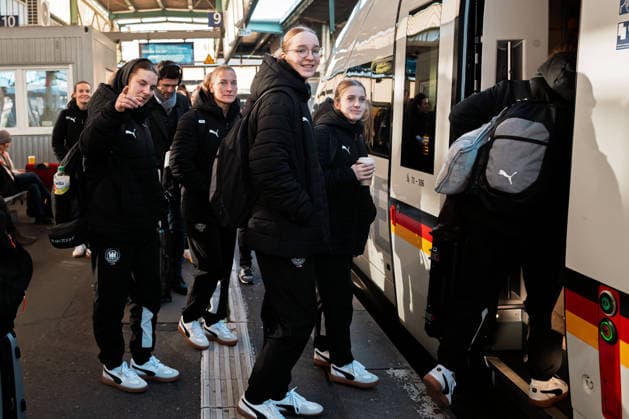Handball, Frauen Deutschland - Bahnreise nach Dortmund Nieke Kühne Kuehne (Deutschland), Alexia Hauf (Deutschland) steigen in den ICE Bundesrepublik Deutschland Stuttgart Baden-Württemberg Deutschland