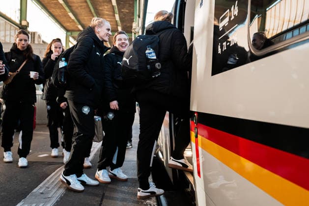 Handball, Frauen Deutschland - Bahnreise nach Dortmund Annika Lott (Deutschland), Alina Grijseels (Deutschland), Viola Leuchter (Deutschland) steigen in den ICE Bundesrepublik Deutschland Stuttgart Baden-Württemberg Deutschland