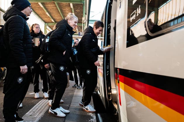 Handball, Frauen Deutschland - Bahnreise nach Dortmund Annika Lott (Deutschland), Alina Grijseels (Deutschland) steigen in den ICE Stuttgart Baden-Württemberg Deutschland