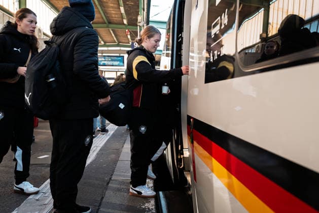 Handball, Frauen Deutschland - Bahnreise nach Dortmund Lisa Antl (Deutschland) steigt in den ICE Bundesrepublik Deutschland Stuttgart Baden-Württemberg Deutschland