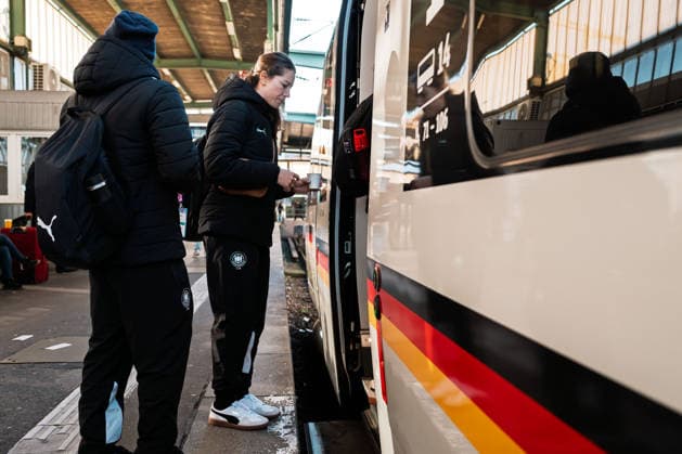 Handball, Frauen Deutschland - Bahnreise nach Dortmund Emily Vogel (Deutschland) steigt in den Zug Stuttgart Baden-Württemberg Deutschland