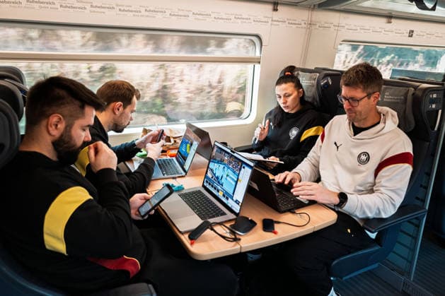 Handball, Frauen Deutschland - Bahnreise nach Dortmund v.li. Lukasz Kalwa (Videoanalyst), Co-Trainer Frederick Griesbach (Deutschland), Torwarttrainerin Jasmina Rebmann-Jankovic (Deutschland), Trainer Markus Gaugisch (Deutschland) Stuttgart Baden-Württemberg Deutschland