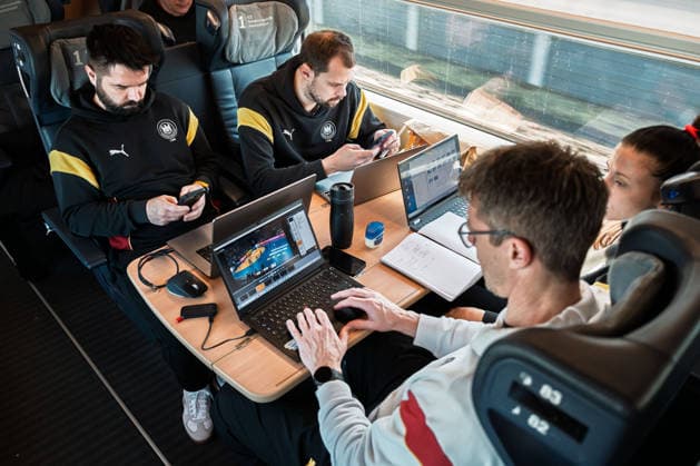 Handball, Frauen Deutschland - Bahnreise nach Dortmund v.li. Lukasz Kalwa (Videoanalyst), Co-Trainer Frederick Griesbach (Deutschland), Trainer Markus Gaugisch (Deutschland), Torwarttrainerin Jasmina Rebmann-Jankovic (Deutschland) Stuttgart Baden-Württemberg Deutschland