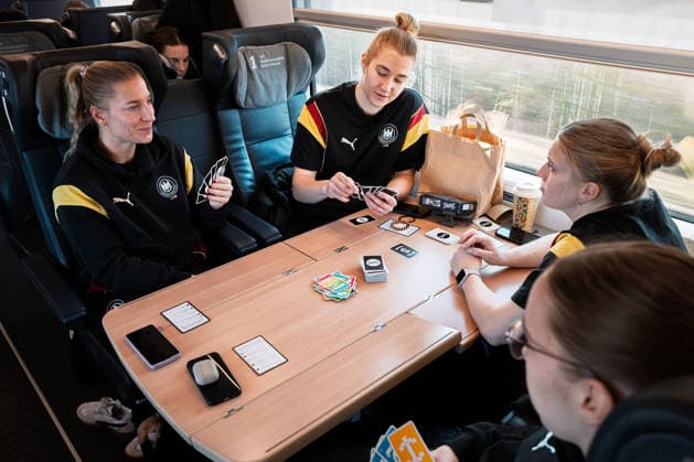 Handball, Frauen Deutschland - Bahnreise nach Dortmund Jenny Behrend (Deutschland), Torhueterin Katharina Filter (Deutschland), Alexia Hauf (Deutschland), Nieke Kühne Kuehne (Deutschland) spielen Karten Stuttgart Baden-Württemberg Deutschland