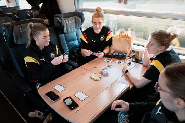 Handball, Frauen Deutschland - Bahnreise nach Dortmund v.li. Jenny Behrend (Deutschland), Torhueterin Katharina Filter (Deutschland), Alexia Hauf (Deutschland) Stuttgart Baden-Württemberg Deutschland