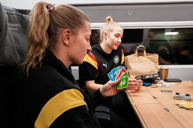 Handball, Frauen Deutschland - Bahnreise nach Dortmund Jenny Behrend (Deutschland) beim Karten spielen Stuttgart Baden-Württemberg Deutschland