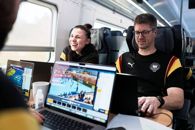 Handball, Frauen Deutschland - Bahnreise nach Dortmund Torwarttrainerin Jasmina Rebmann-Jankovic (Deutschland), Trainer Markus Gaugisch (Deutschland) lachend laechelnd gut gelaunt grinst grinsend Stuttgart Baden-Württemberg Deutschland