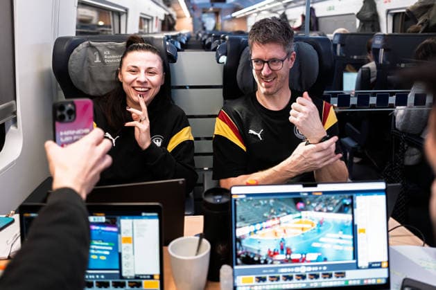 Handball, Frauen Deutschland - Bahnreise nach Dortmund Torwarttrainerin Jasmina Rebmann-Jankovic (Deutschland), Trainer Markus Gaugisch (Deutschland) lachend laechelnd gut gelaunt grinst grinsend Stuttgart Baden-Württemberg Deutschland