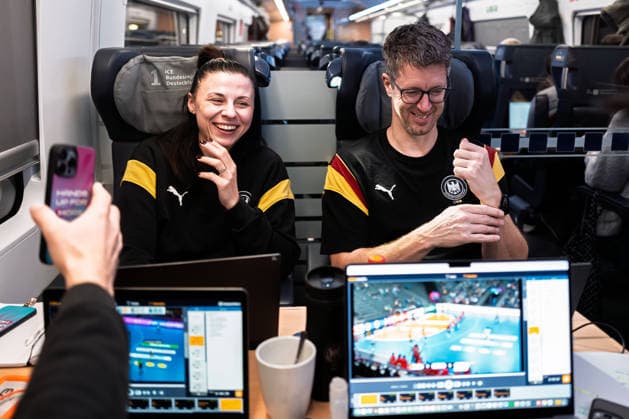 Handball, Frauen Deutschland - Bahnreise nach Dortmund Torwarttrainerin Jasmina Rebmann-Jankovic (Deutschland), Trainer Markus Gaugisch (Deutschland) lachend laechelnd gut gelaunt grinst grinsend Stuttgart Baden-Württemberg Deutschland