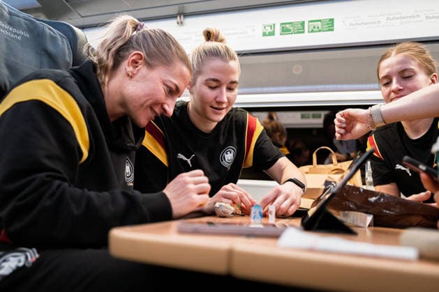 Handball, Frauen Deutschland - Bahnreise nach Dortmund Jenny Behrend (Deutschland), Torhueterin Katharina Filter (Deutschland), Alexia Hauf (Deutschland) Stuttgart Baden-Württemberg Deutschland