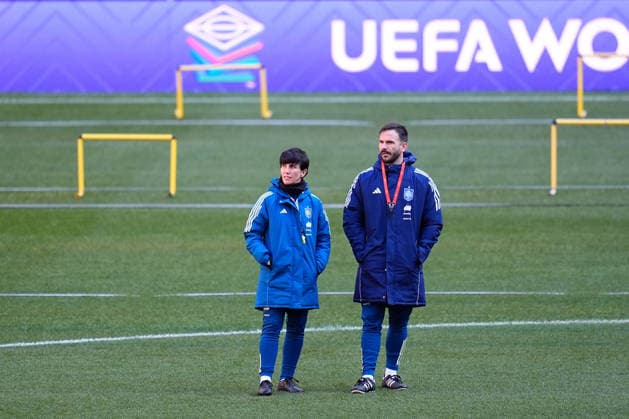 December 1, 2025, Madrid, Madrid, Spain: Sonia Bermudez, head coach of Spain during the training session of the Spain Women s team ahead the UEFA Women s Nations League 2025 Final Second Leg match between Spain and Germany at Riyadh Air Metropolitano stadium on December 01, 2025, in Madrid, Spain. Madrid Spain - ZUMAa181 20251201_zaa_a181_038 Copyright: xDennisxAgyemanx