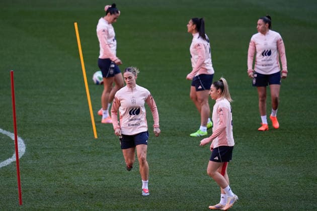 December 1, 2025, Madrid, Madrid, Spain: Maria Pilar Leon and Olga Carmona during the training session of the Spain Women s team ahead the UEFA Women s Nations League 2025 Final Second Leg match between Spain and Germany at Riyadh Air Metropolitano stadium on December 01, 2025, in Madrid, Spain. Madrid Spain - ZUMAa181 20251201_zaa_a181_054 Copyright: xDennisxAgyemanx