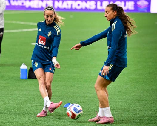STOCKHOLM, SVERIGE 20251201 Kosovare Asllani och Rosa Kafaji under det svenska damlandslagets träning pa 3Arena inför returmatchen i Nations League mot Frankrike pa tisdagen. STOCKHOLM SVERIGE x10030x