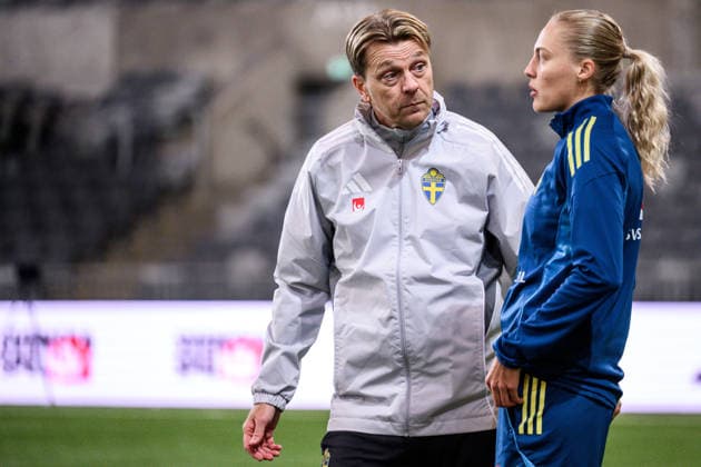 251201 Head coach Tony Gustavsson and Elma Junttila Nelhage of the Swedish women s national football team at a training session on December 1, 2025 in Stockholm. Photo: Jesper Zerman BILDBYRAN kod JZ JZ0652 fotboll football soccer fotball nations league uefa womens nations league träning practice training sverige sweden dam bbeng Copyright: JESPERxZERMAN BB251201JZ007
