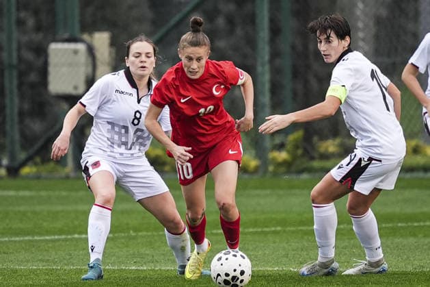 Turkiye v Albania - Friendlies ISTANBUL, TURKIYE - DECEMBER 1: Ebru Topcu (10) of Turkiye in action against Teresa Deda (8) of Albania during 2027 FIFA Women s World Cup European Qualifiers League B Group 2 preparation football match between Turkiye and Albania at Hasan Dogan National Teams Training and Education Facilities in Istanbul, Turkiye on December 1, 2025. Beyza Comert Anadolu Istanbul Turkey. Editorial use only. Please get in touch for any other usage.  Copyright: x2025xAnadoluxBeyzaxComertx