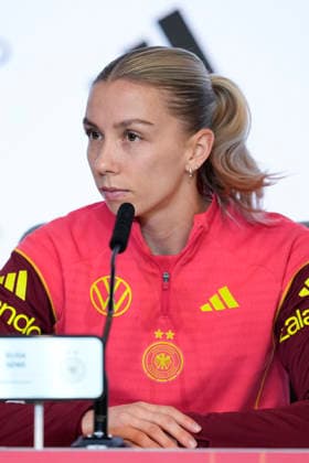 December 1, 2025, Madrid, Madrid, Spain: Elisa Sens of Germany attends her press conference, PK, Pressekonferenz prior her UEFA Women s Nations League 2025 final second leg match against Spain at Riyadh Air Metropolitano stadium on December 01, 2025 in Madrid, Spain. Madrid Spain - ZUMAa181 20251201_zaa_a181_083 Copyright: xOscarxJ.xBarrosox